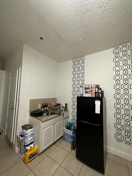 Building Photo - 760 W 76th St