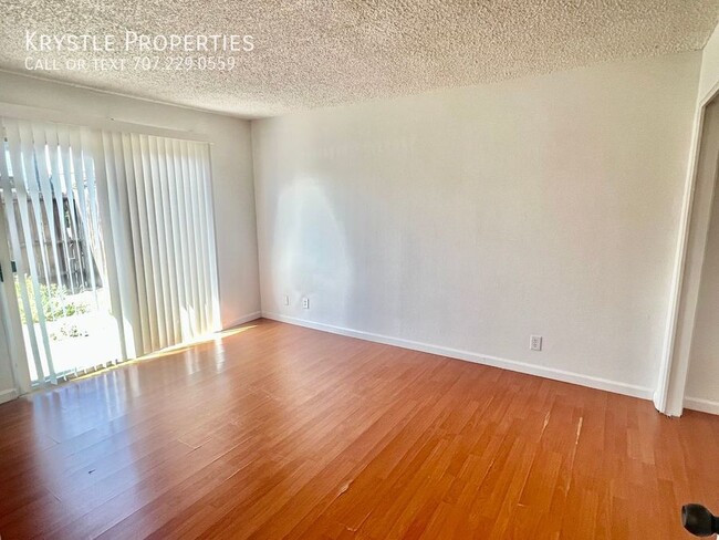 Building Photo - Spacious lower level Fairfield apartment -...