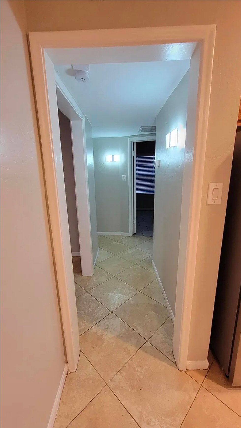 Building Photo - 730 E 1st St