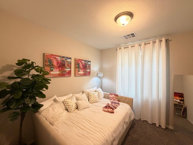 Building Photo - Beautiful 4 Bedroom Home in Aliante Community