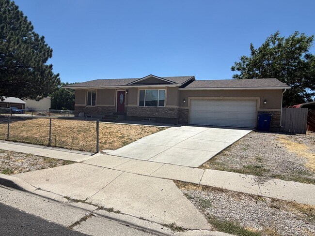 Building Photo - Spacious West Valley Home!!!