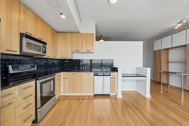 Building Photo - Spacious 1 Bedroom Condo in Heart of Buckh...