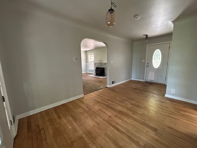 Building Photo - 2 Bed, 1.5 Bath Home with Basement and Sunroom