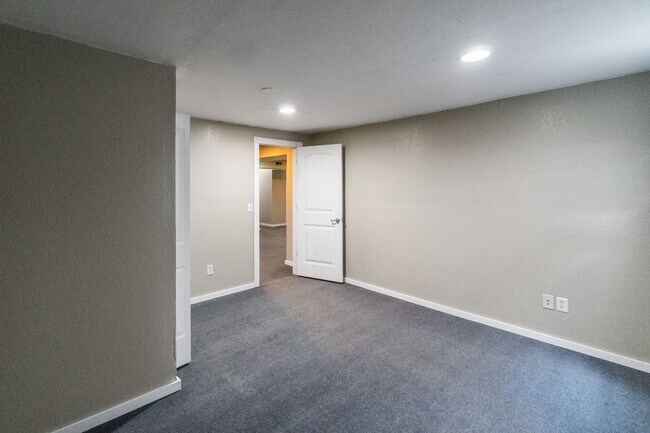 Building Photo - 9415 N Howard St