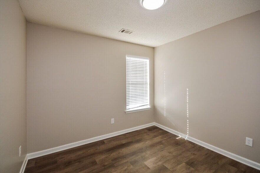 Building Photo - 608 Fieldcrest Dr