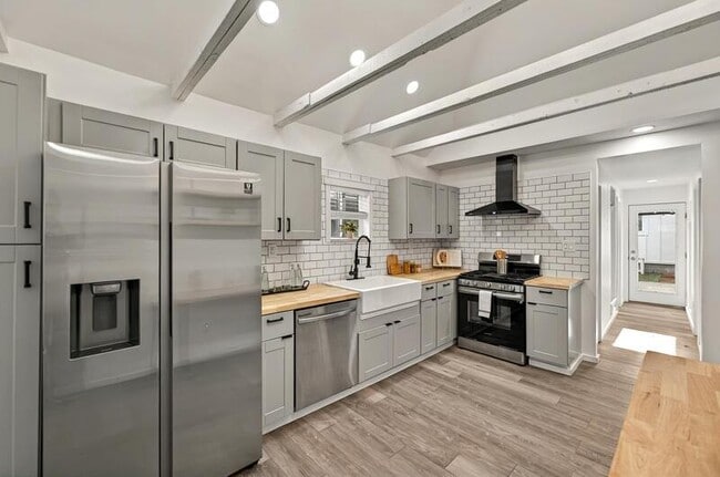 Building Photo - 2461 Depew St