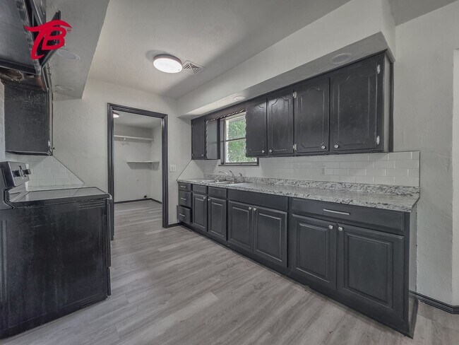 Building Photo - Charming 4-Bedroom Home with Spacious Yard