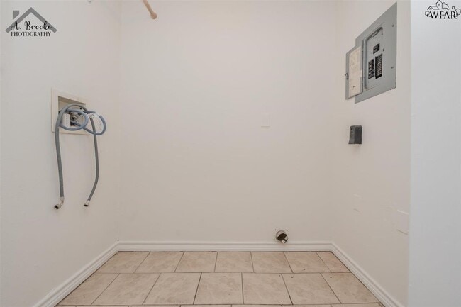 Building Photo - 410 W Pecan Ave