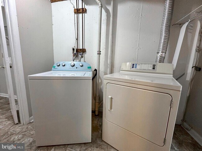 Building Photo - 7767 Hiawatha Ln