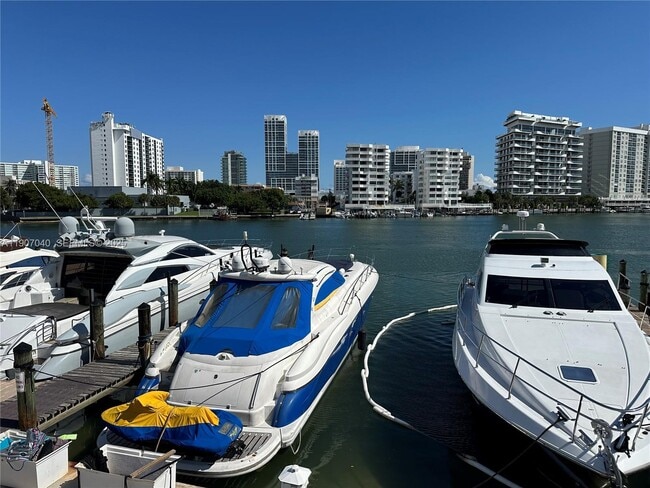 Building Photo - 900 Bay Dr