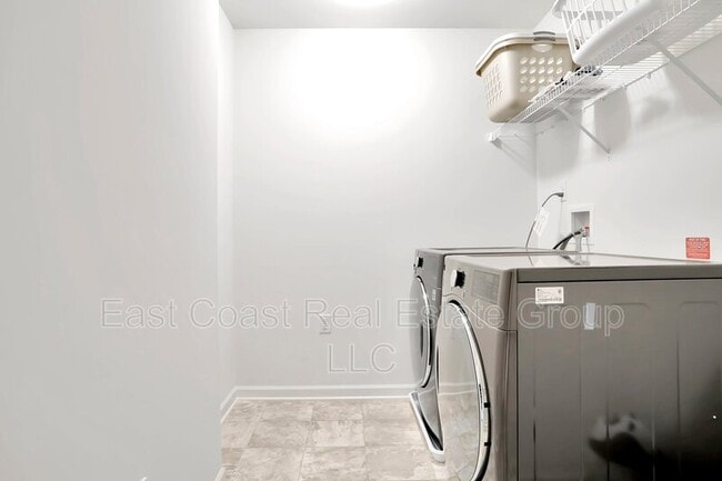 Building Photo - 204 Station Terrace W