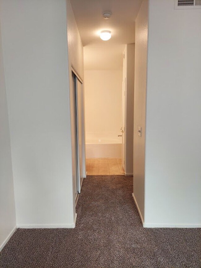 Building Photo - Excellent 2 bed 2 ba in a gated community