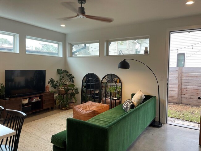 Building Photo - 1806 Haskell St