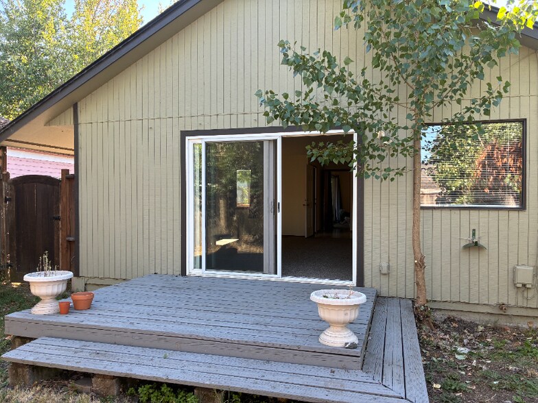 Primary Photo - 1579 Olive St