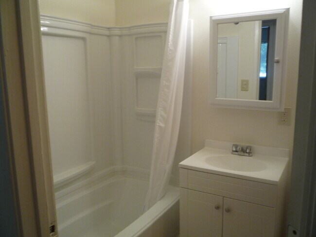 Building Photo - 3 bedroom + Bonus Room/Office in East Redding