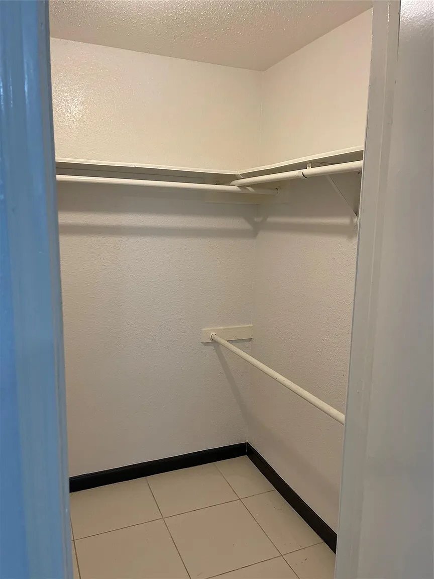 Building Photo - 9700 Leawood Blvd