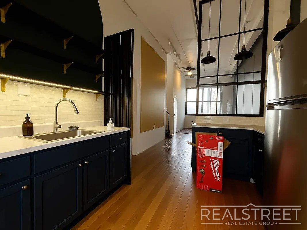 Building Photo - Hart St