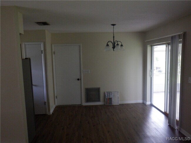 Building Photo - 9513 E Village Green Cir