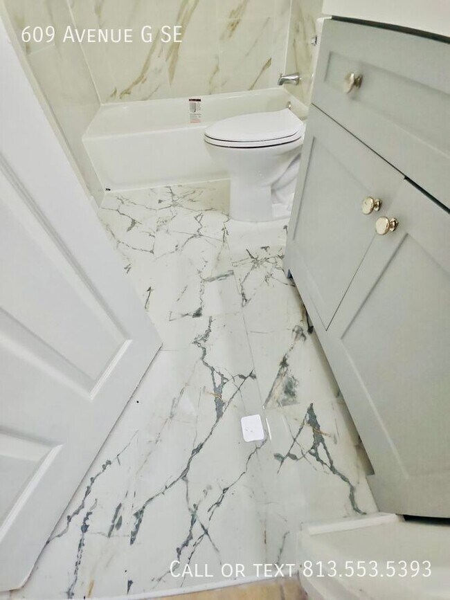 Building Photo - 609 Ave G SE