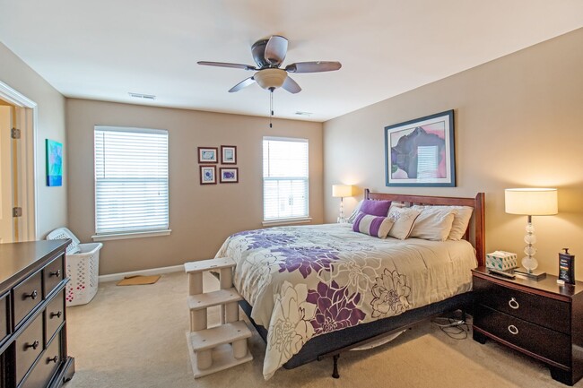 Building Photo - Beautiful 4-Bed, 3.5-Bath End Unit Townhom...