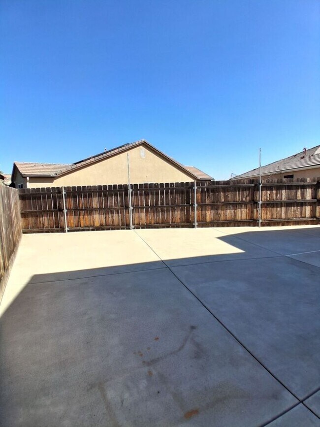 Building Photo - Beautiful 4 Bed / 3 Bath Home in Desirable Clovis Neighborhood