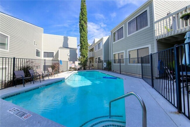 Building Photo - 5801 Thunderbird St