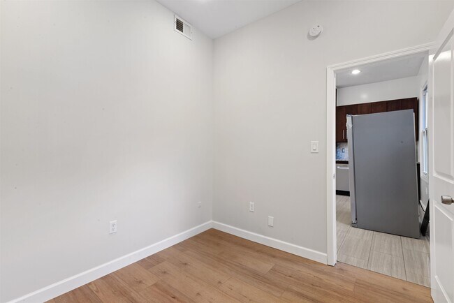 Building Photo - 17 Ravine Ave