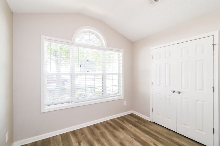 Building Photo - 1500 Logan Ln