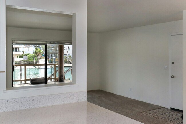Building Photo - 18 Mooring Road, Unit 18