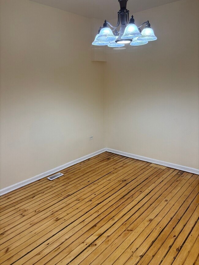 Building Photo - 115 S Kilbourn Ave