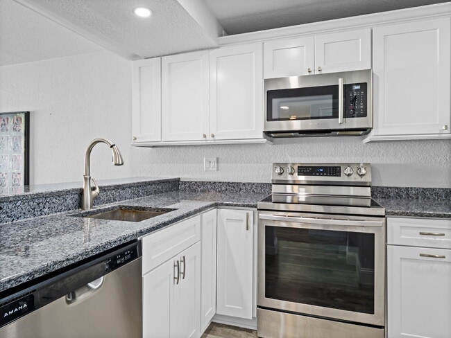 Building Photo - Four Seasons River Front Condo