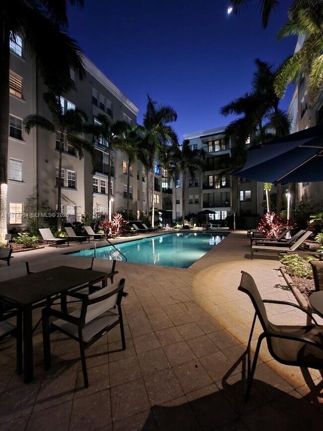 Building Photo - 533 NE 3rd Ave