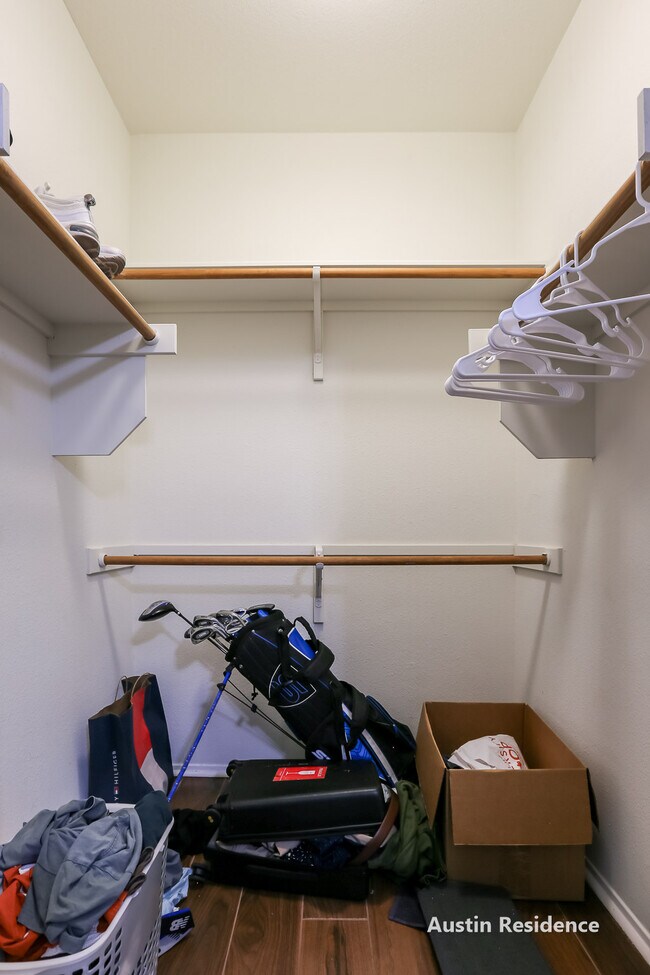 Building Photo - 910 W 25th St