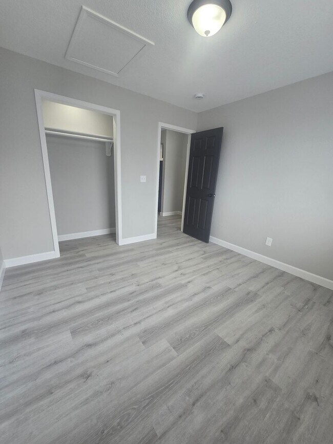 Building Photo - 2 Bedroom , 1 Bathroom Apartment!