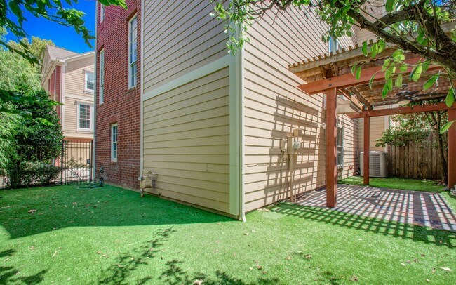 Building Photo - Stunning Three-Bedroom Townhouse Located i...