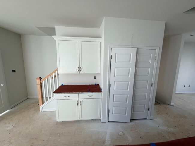 Building Photo - 121 This Wy