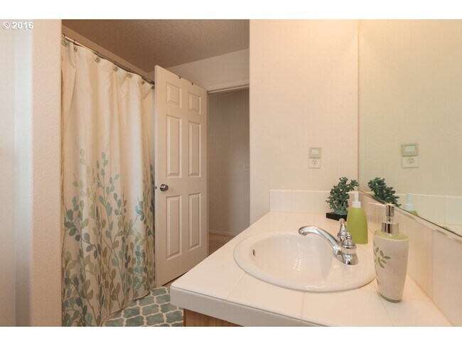 Hall Bath - 1120 SE Tamora Ave
