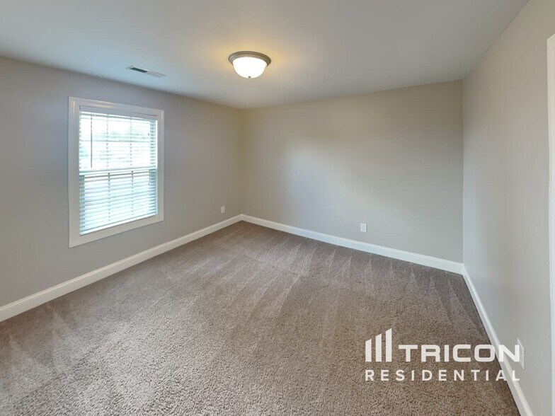 Building Photo - 5109 Cloverhill Dr