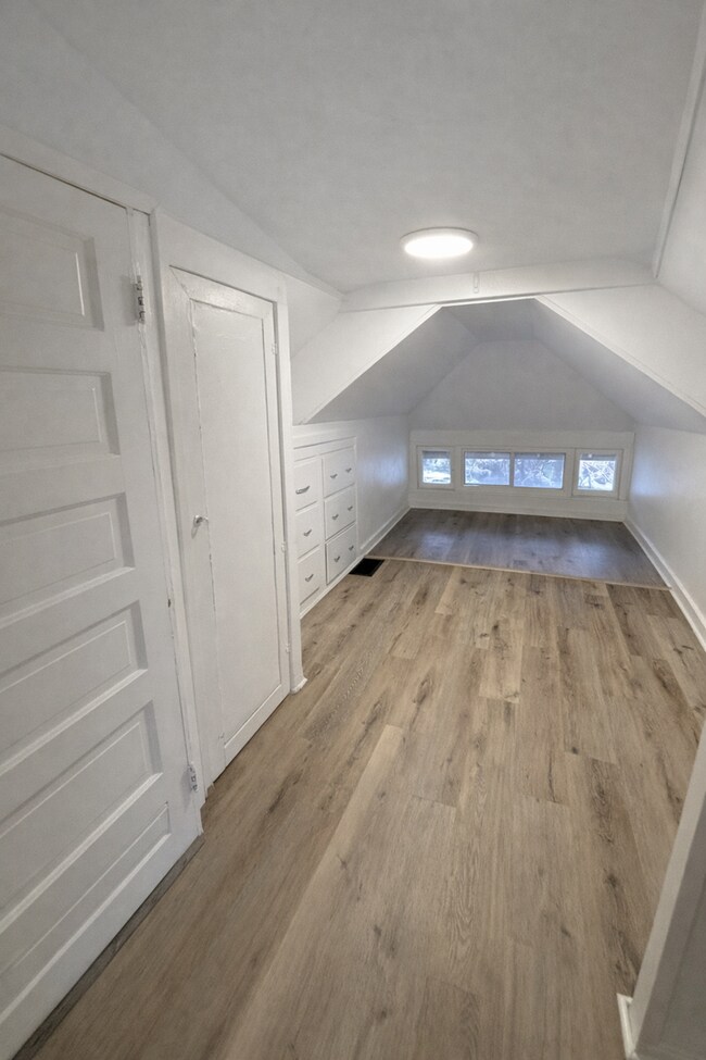 Building Photo - 740 E 800 S