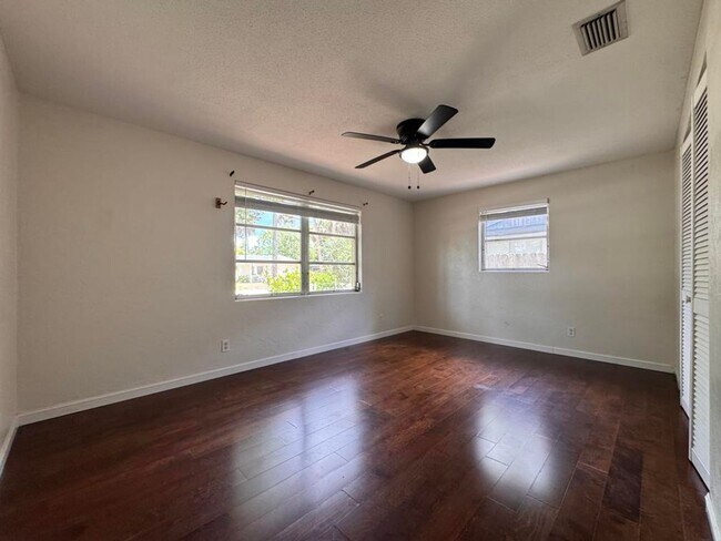 Building Photo - Updated 2 bedroom in South Daytona