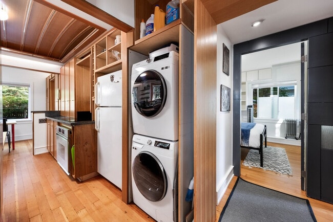 Building Photo - 11520 Roosevelt Way NE