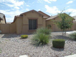 Building Photo - 4 Bedroom/2 Bath Home in Highly Desirable ...