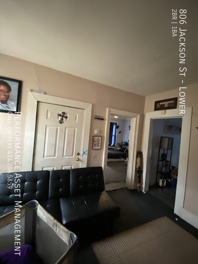 Building Photo - Spacious 2br lower in Racine