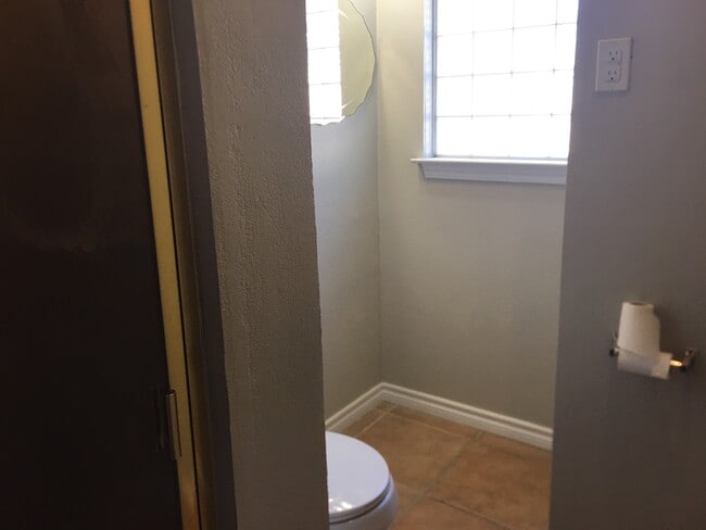 Building Photo - FOUR BEDROOM TWO BATHROOM NEAR ACU