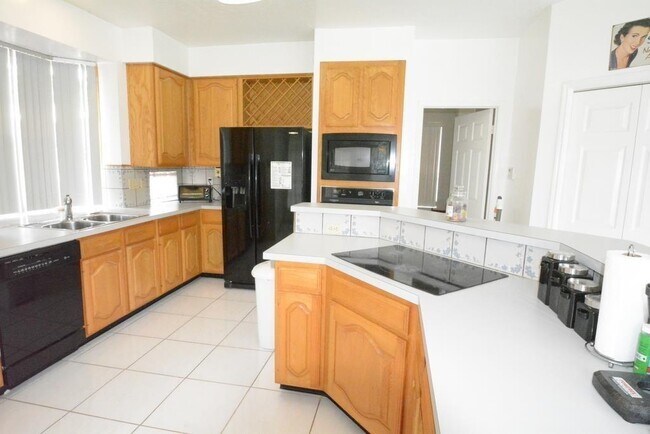 Building Photo - 2114 Avenida La Quinta St