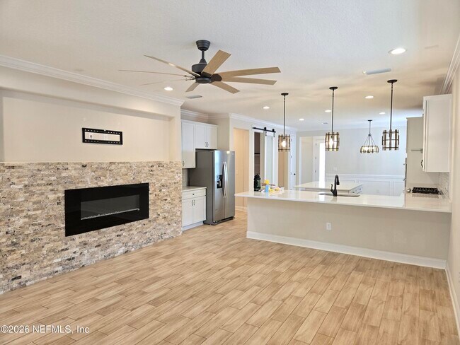 Building Photo - 835 Silver Pine Dr