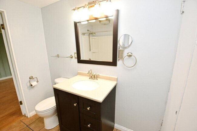 Building Photo - 124 N Holiday Dr