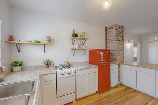 Building Photo - Two Bedroom One Bath home or sweet little ...