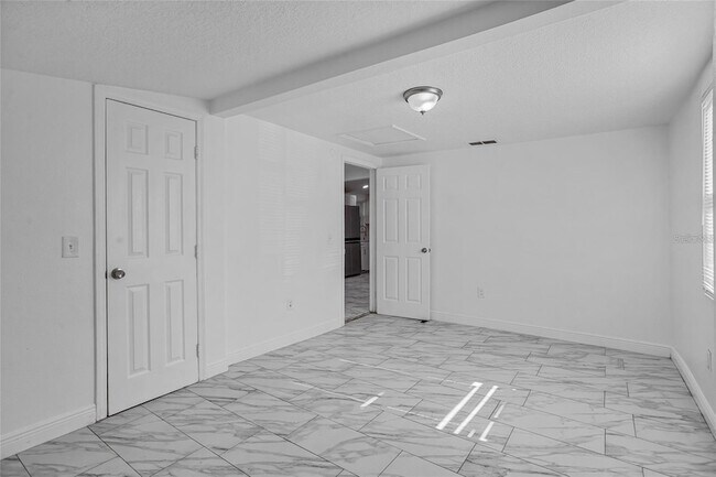 Building Photo - 906 Celery Ave