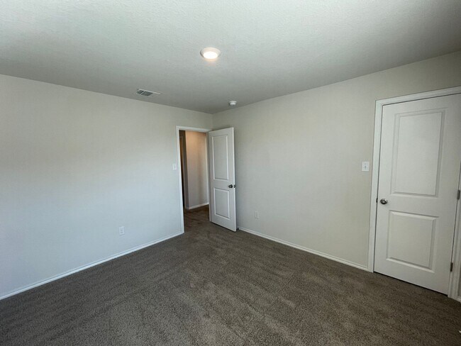 Building Photo - Beautiful 4 bedroom, 2.5 bathroom home in a great location!